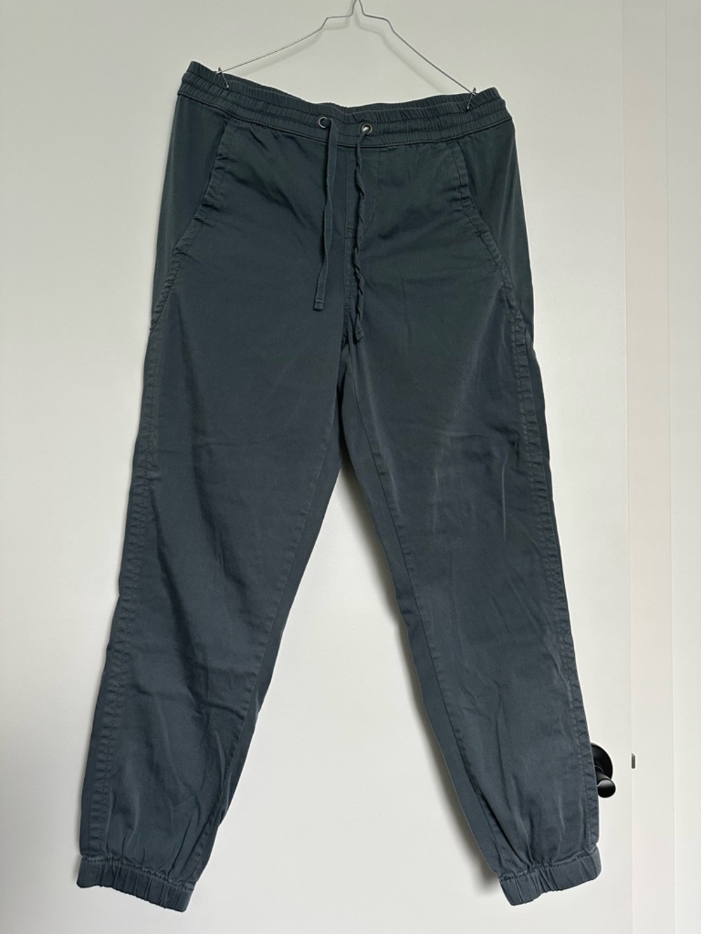 Unionbay Caylee Relaxed Jogger Pant Size L
Galaxy Gray EUC